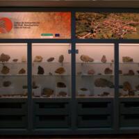 Vista de una de las paredes del Centro de Interpretación del Fósil, en Navatrasierra.